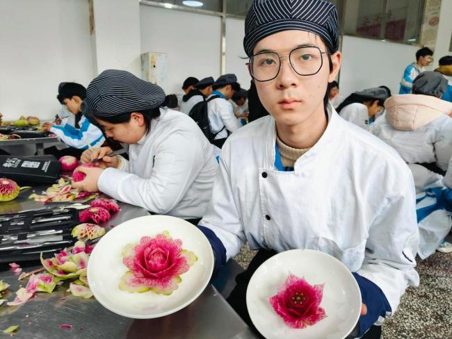 中考720分小伙高二轉(zhuǎn)職高學(xué)烹飪 選對(duì)賽道成烹飪狀元