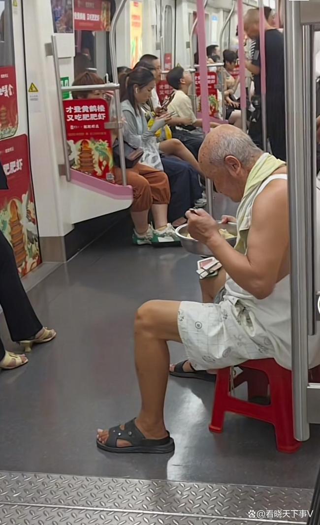大爺自帶板凳在地鐵里蹭空調(diào)吃飯 公共場所秩序需共守