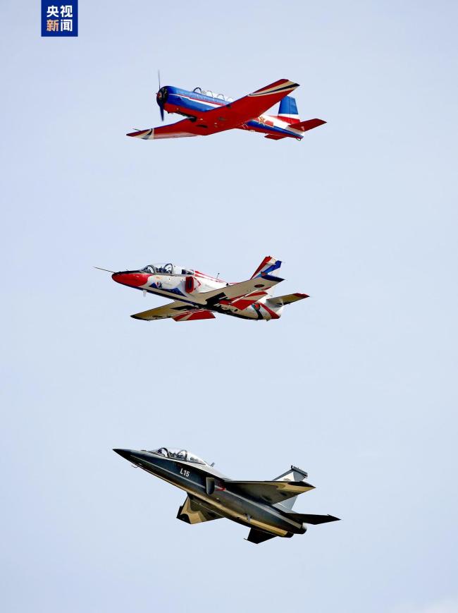 空軍三型教練機(jī)編隊(duì)飛行影像首次展現(xiàn)！