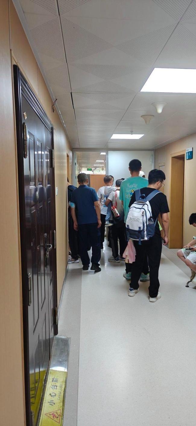 血鉛異常患兒跨省治療人數(shù)還在攀升 數(shù)十名家長帶患兒跨省診療