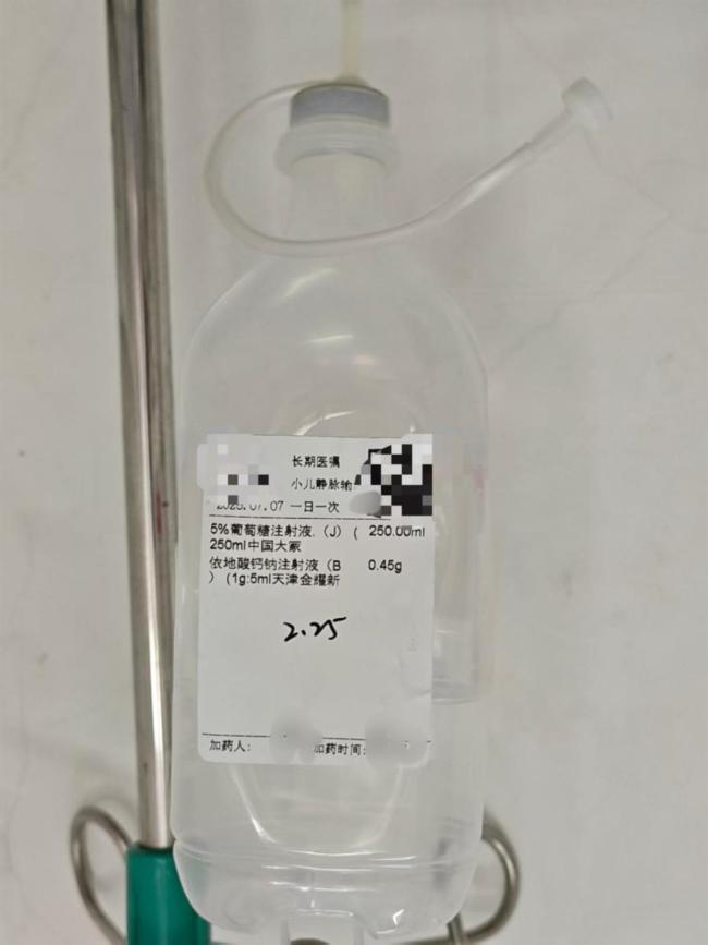 血鉛異常幼兒家長：娃每天輸液6小時 治療過程漫長艱辛