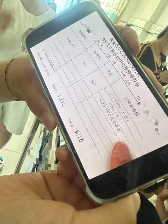 血鉛異常患兒跨省治療人數(shù)還在攀升 數(shù)十名家長帶患兒跨省診療