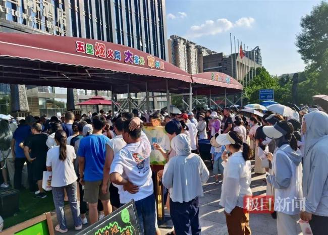 高端酒店擺地攤現(xiàn)場排隊快200米