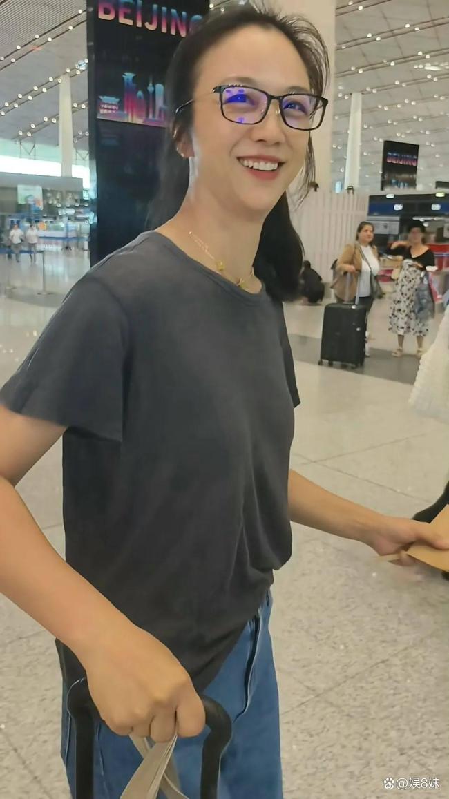 网友机场偶遇汤唯 素颜状态惊艳众人