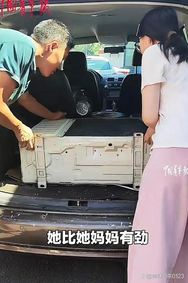 15歲女生暑假幫父親裝空調(diào)走紅 汗水澆灌的青春