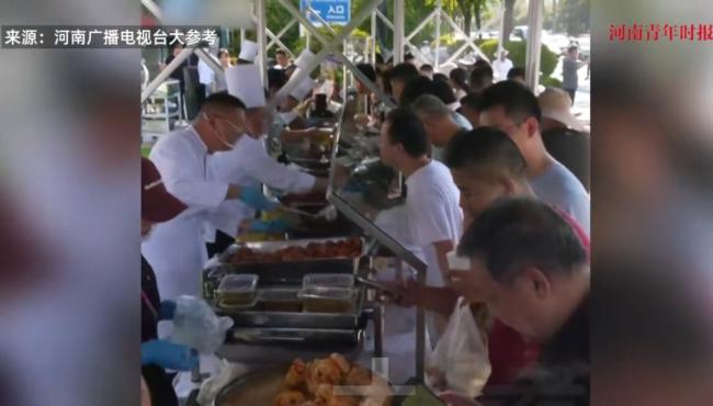 鄭州一高端星級飯店門口擺攤火爆 日入3萬引熱議