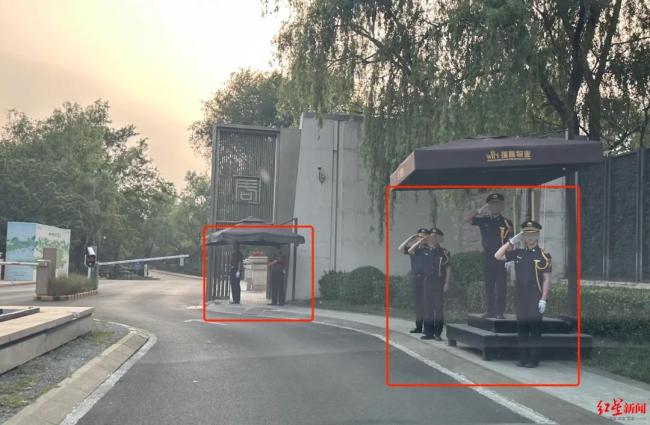 北京別墅區(qū)驚現(xiàn)雙物業(yè)！兩撥保安搶著站崗為哪般,？新舊物業(yè)對峙引發(fā)關注