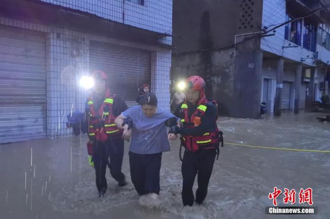 重慶暴雨致房屋塌方80歲老人被埋 緊急救援成功救出