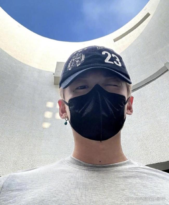 白敬亭泳池腹肌照 太大方了！