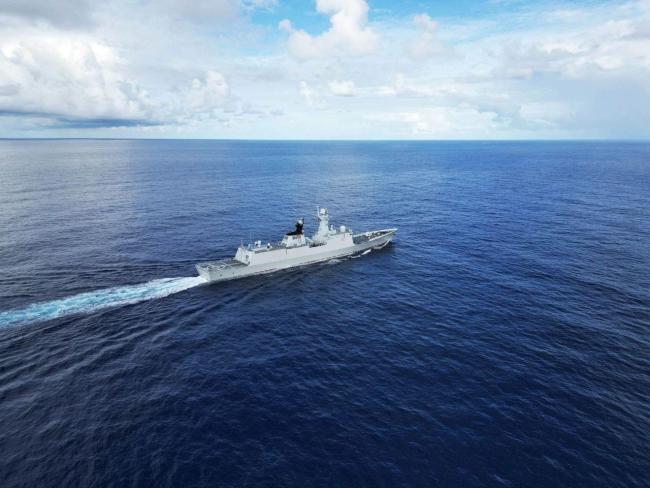 戰(zhàn)艦劈波斬浪與彩虹同框 高清壁紙請查收