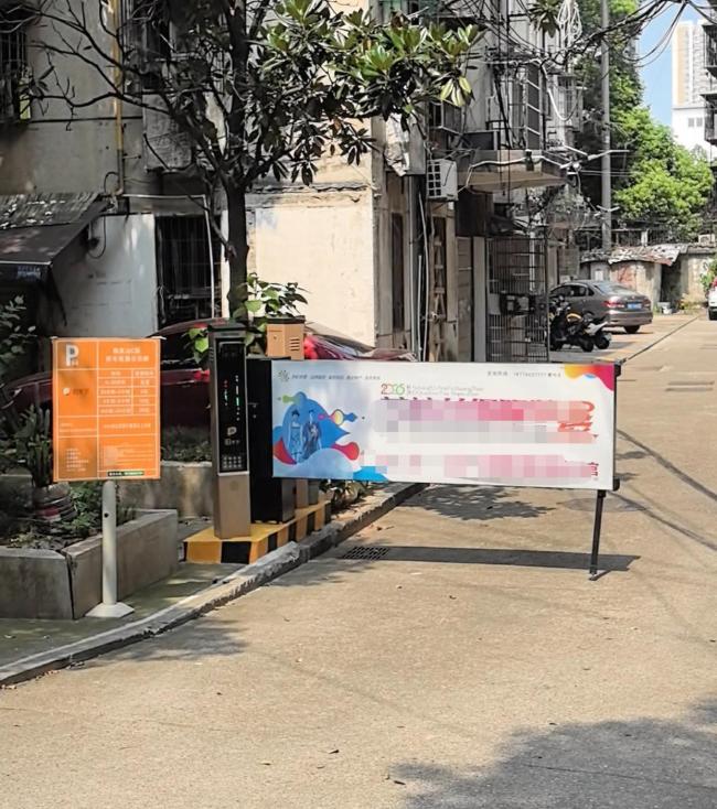 小區(qū)內(nèi)車被剮蹭調(diào)不出監(jiān)控？業(yè)主質(zhì)疑管理不到位多方回應(yīng)