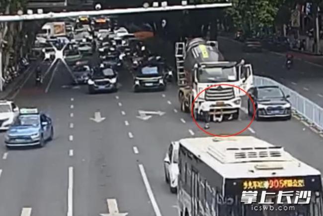 雨花公安8分鐘成功解救被困車底群眾