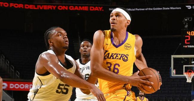 NBA夏联：湖人逆转马刺贝兹利准绝杀 克内克特25分布朗尼仅2分