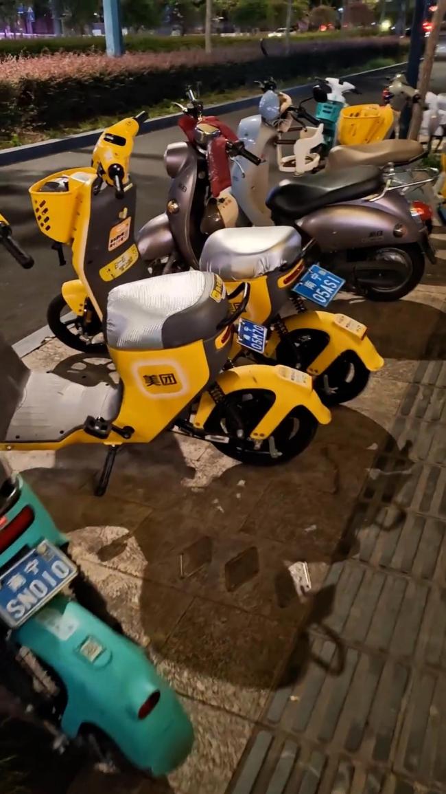 鄭州回應(yīng)街頭現(xiàn)大量共享電車 政策未變?nèi)越雇斗?></p><p>7月8日上午,，記者在北三環(huán)省體育中心看到有不少市民從地鐵口出來后選擇掃碼騎行共享電動車,。市民劉先生說：“地鐵口離公司有將近兩公里，這一段路打車不劃算,，騎共享電動車幾分鐘就到了,，高峰期時甚至比打車用時還短,，而且費用不到打車的一半,，如果購買騎行卡,，費用還會更低?！笔忻窭钆勘硎荆骸肮蚕黼妱榆囀峭Ψ奖愕?，但是停放不是很方便，停放點相較于共享自行車少了很多,，如果不按規(guī)定停車,，就會收取高價調(diào)度費?！?/p><p class=