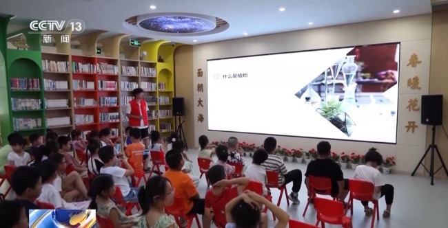 “蘇超”隊(duì)員教踢球,！多地暑托班開班 孩子很喜歡