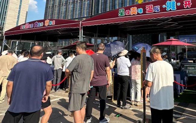媒體評五星級酒店擺地攤 日入三萬引熱議