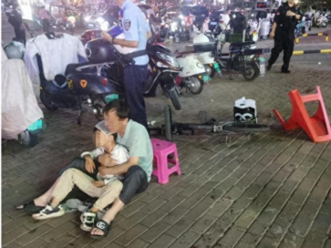 醉漢掄板凳砸傷路過孩子已被拘留