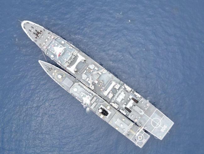 戰(zhàn)艦劈波斬浪與彩虹同框 高清壁紙請(qǐng)查收