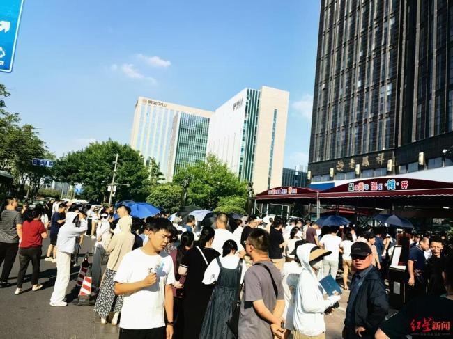 鄭州一星級酒店擺攤日入超9萬 人間煙火氣引發(fā)熱議