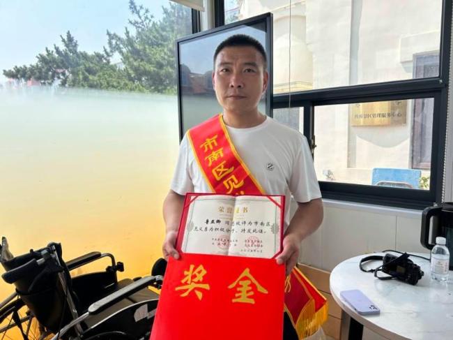 媒體評青島的見義勇為現(xiàn)象 全網(wǎng)尋找“白衣大哥”
