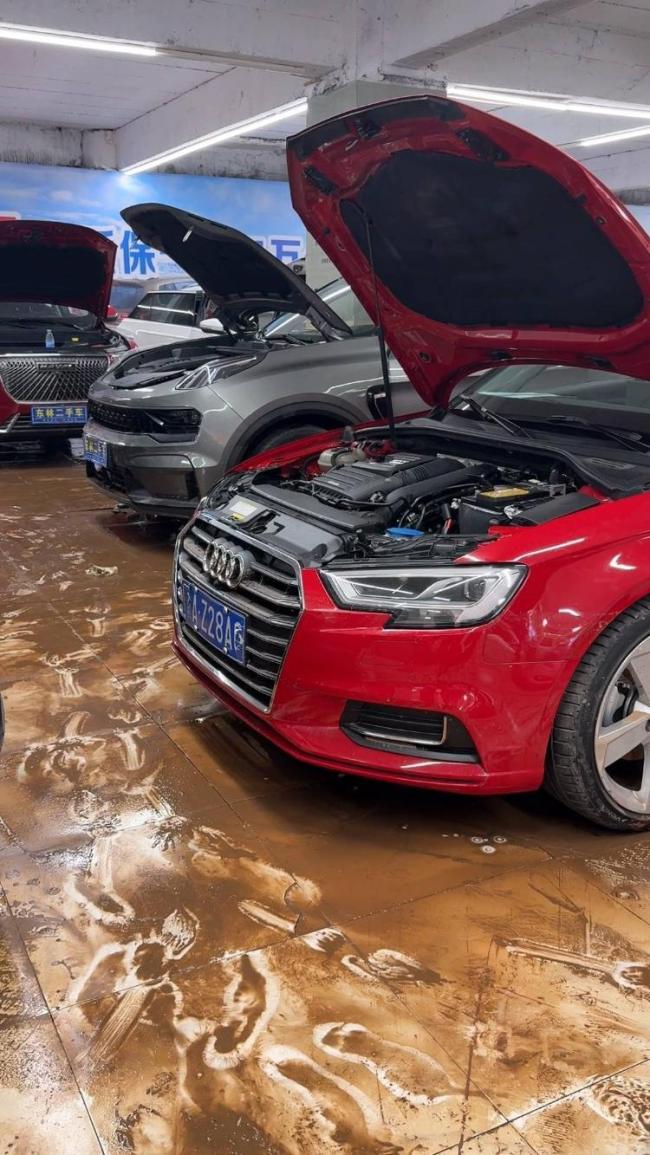 重慶車(chē)行老板70多輛車(chē)泡水損失200萬(wàn) 暴雨突襲致慘重?fù)p失