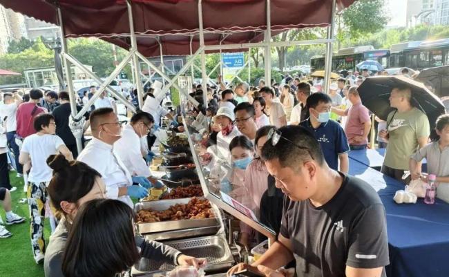鄭州無星級(jí)酒店擺攤創(chuàng)銷售紀(jì)錄 日入3萬引熱議