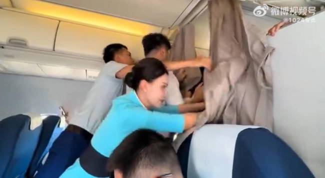 演員坐飛機遇私生粉硬闖頭等艙