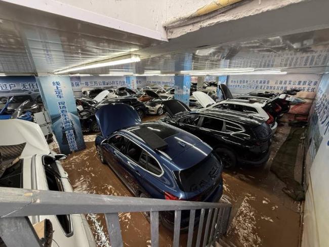 重慶暴雨有車行老板損失嚴(yán)重