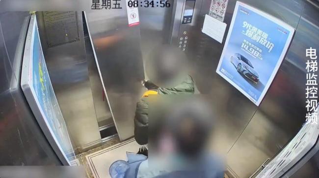 男子上錯電梯擔心遲到拍掉電梯門