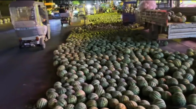 大爺長(zhǎng)期霸占公路賣西瓜被拘留
