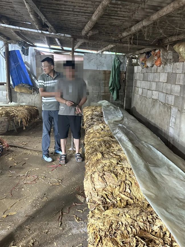 鄂爾多斯警方破獲特大非法經(jīng)營煙絲案