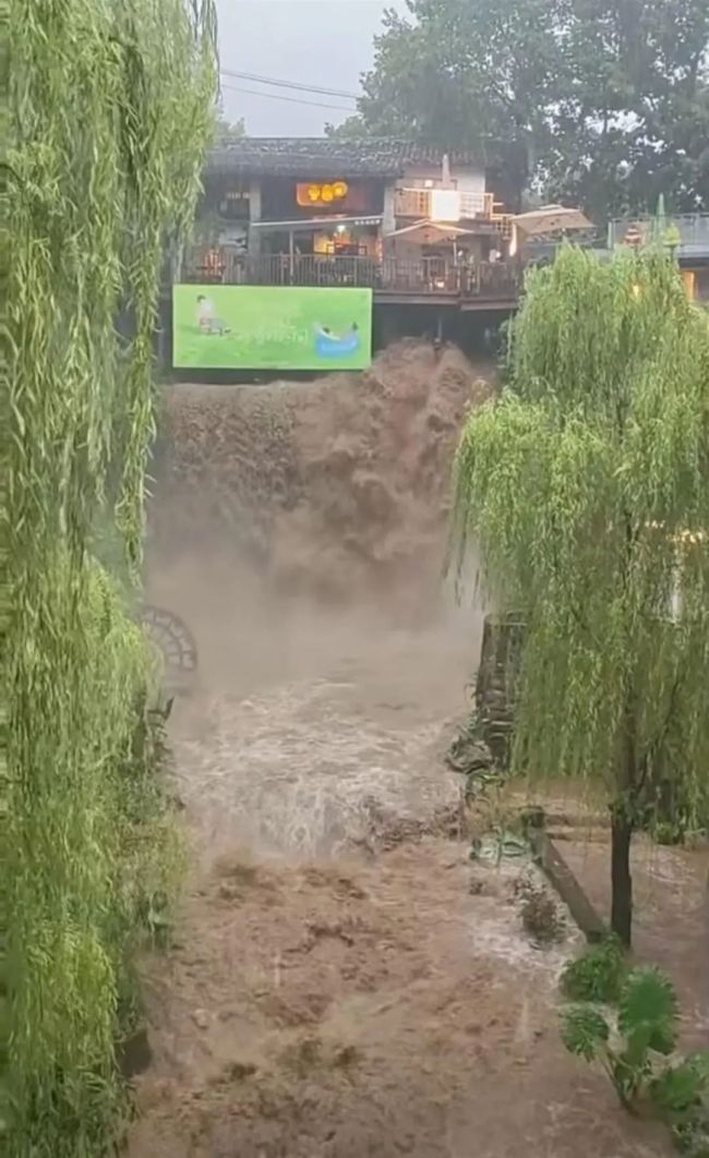 重慶暴雨一商業(yè)街漲水現(xiàn)迷你版“黃果樹瀑布”