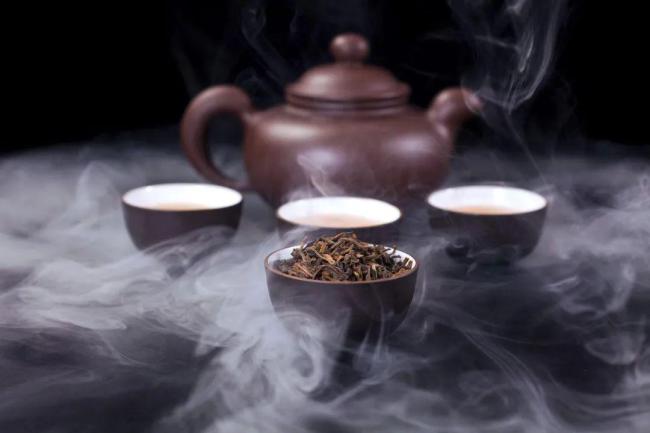 用茶水送服藥物,，到底是有效輔助??還是??暗藏風險??？