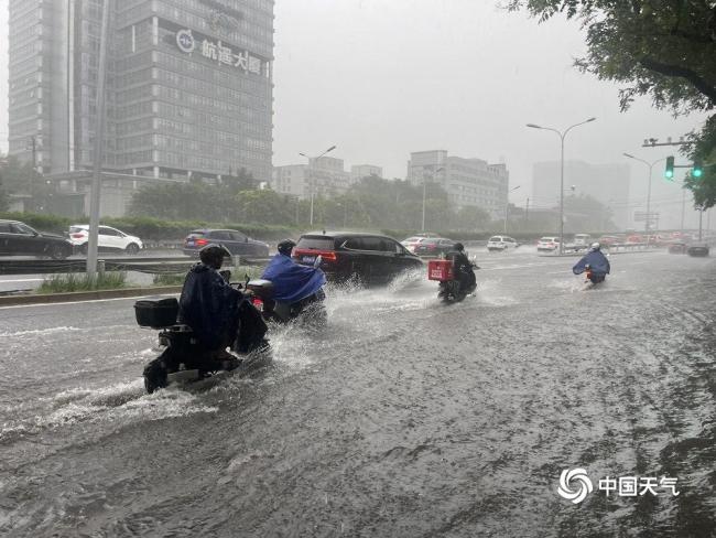 實拍：北京大雨道路積水 行車如劃船！