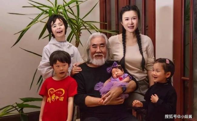 张纪中背9个月女儿游巴黎 74岁硬核奶爸的浪漫之旅