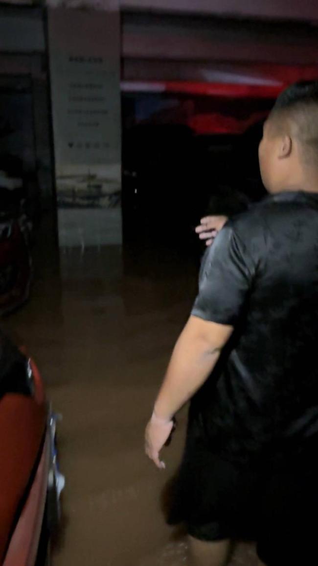 重慶暴雨車行老板稱70輛車泡水 損失近600萬元