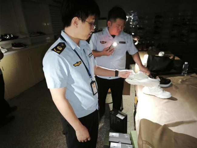廣州查獲近300件“假大牌” 夜間燈光暴露秘密