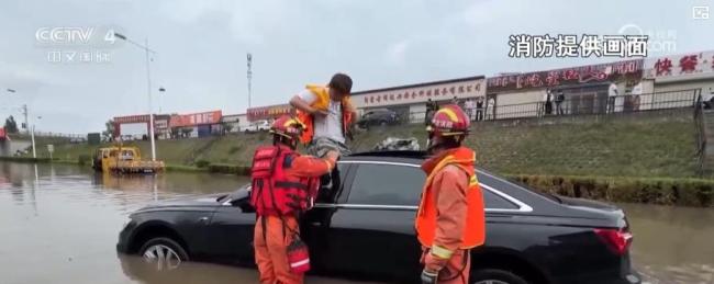 四川瀘州暴雨 武警官兵轉(zhuǎn)移被困群眾,！