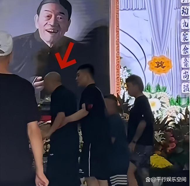 前央視主持人在楊少華靈堂前崩潰 老友痛哭悼念