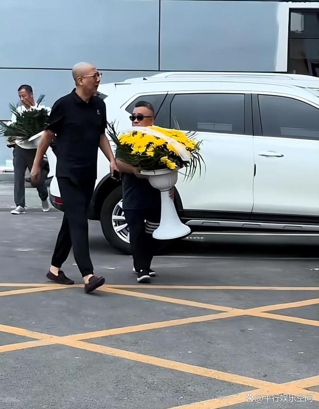 前央視主持人在楊少華靈堂前崩潰 老友痛哭悼念