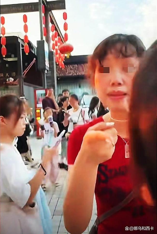 游客在景区遭红衣女子拉拽拍照 强买强卖惹争议