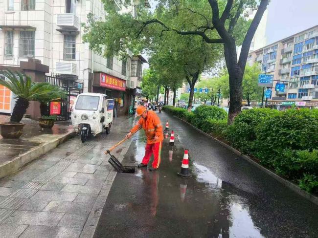 杭州城管部門全力應(yīng)對(duì)強(qiáng)降雨 確保城市安全運(yùn)行