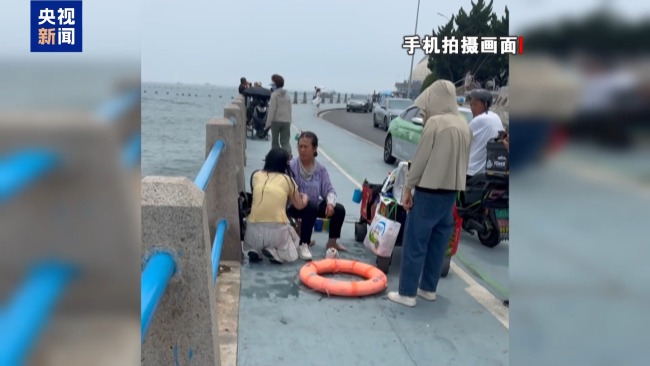 58岁阿姨智救落水者！栈桥边借救生圈化险为夷