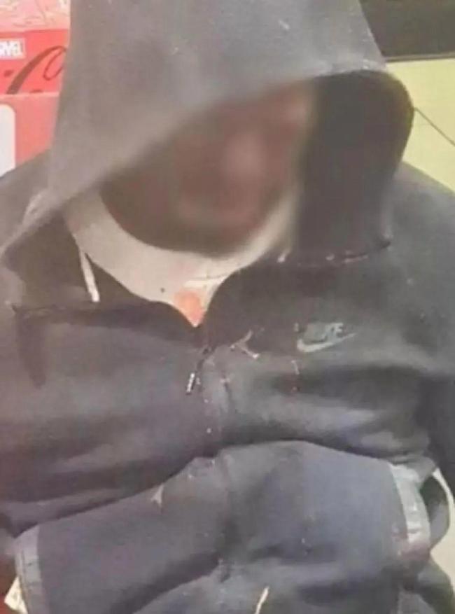 男子被槍擊活埋奇跡爬出墳?zāi)?/></p><p>警方通報顯示,，這名男子被一伙人誘騙至異地后中槍,，子彈留在腦中但未致命，隨后被活埋在一個淺坑中,。嫌犯誤以為他已死亡,，沒想到他在沙土中艱難爬出，靠意志力走進附近一處加油站求助,。加油站員工回憶說,，他臉部傷勢嚴重，眼眶也受傷,，請求叫出租車,，不愿他們叫救護車。隨后這名男子情緒崩潰,，在洗手間不斷重復：“我快死了,，我快死了?！弊罱K員工撥打急救電話,，男子被送醫(yī)取出體內(nèi)子彈。</p><p>警方表示,，該男子所遭襲擊疑與維多利亞州的一個販毒團伙有關(guān),，襲擊者可能是受雇執(zhí)行暗殺任務(wù)。案發(fā)前一輛白色現(xiàn)代Getz汽車曾被監(jiān)控拍到,，車內(nèi)包括受害者在內(nèi)共四名男子,，疑似同伙接送他跨州。昆士蘭重案組負責人稱,，他們相信作案者仍在澳境內(nèi),，并已開始與警方接觸。由于調(diào)查需要,，此案過去一直未公開,，現(xiàn)已進入公布階段。</p><p>法醫(yī)專家對這起“從墓地復生”的案件感到震驚,。悉尼法醫(yī)學教授杜弗魯稱：“這就像電影里的情節(jié),，太不可思議?！绷硪晃粚＜已a充說,，頭部中槍并非必死無疑，若未傷及重要血管或腦干，人有可能長時間存活,。</p><p>如今,，這名男子雖然因其他指控已被判刑入獄，但他的“起死回生”經(jīng)歷仍在社交媒體引發(fā)熱議,，被網(wǎng)友稱為“現(xiàn)實中的不死傳奇”,。警方案件調(diào)查仍在繼續(xù)。</p>
            </div>
            <!-- /qudao/etc/endpage/ep_pagetop.shtml Start -->
<div   id=