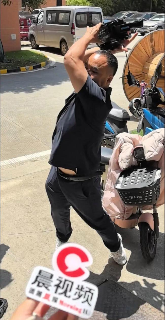 企業(yè)負(fù)責(zé)人回應(yīng)砸記者設(shè)備 施暴行為引爭(zhēng)議