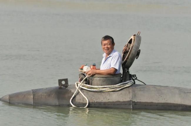 超硬核,！六旬農(nóng)民大叔“手搓”潛水艇