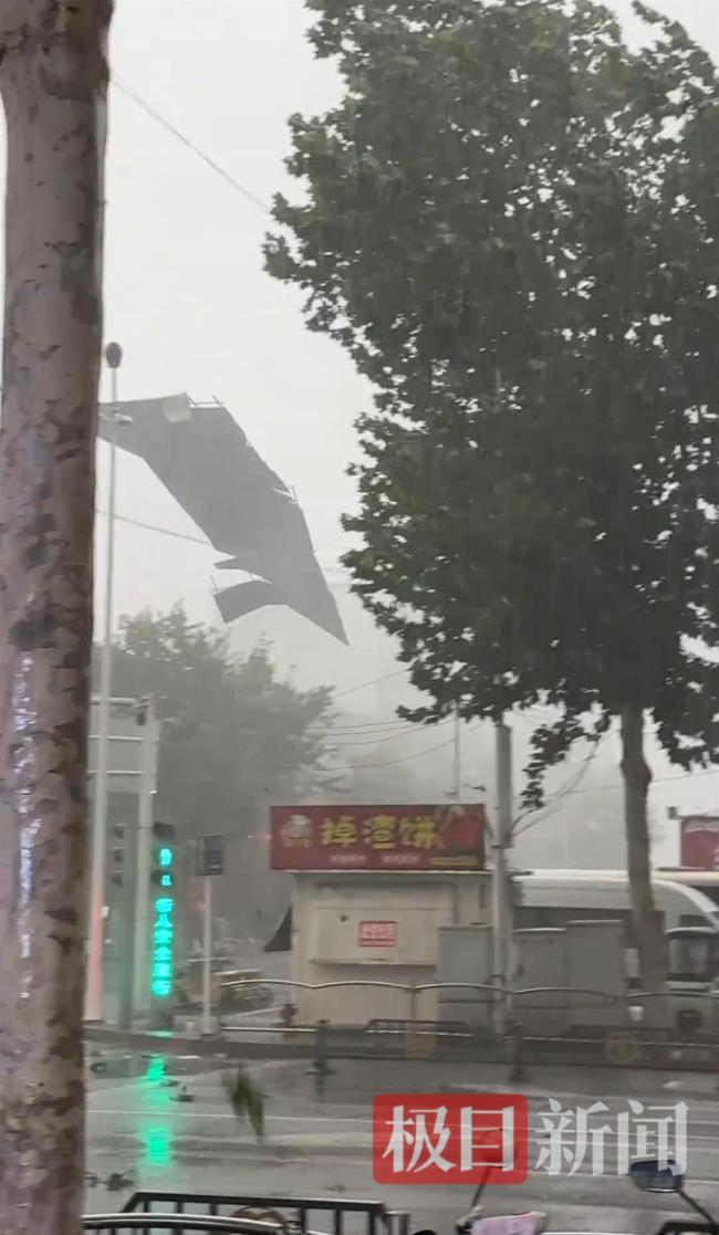 河南淅川突刮9級(jí)以上雷暴大風(fēng) 狂風(fēng)暴雨致多處受損