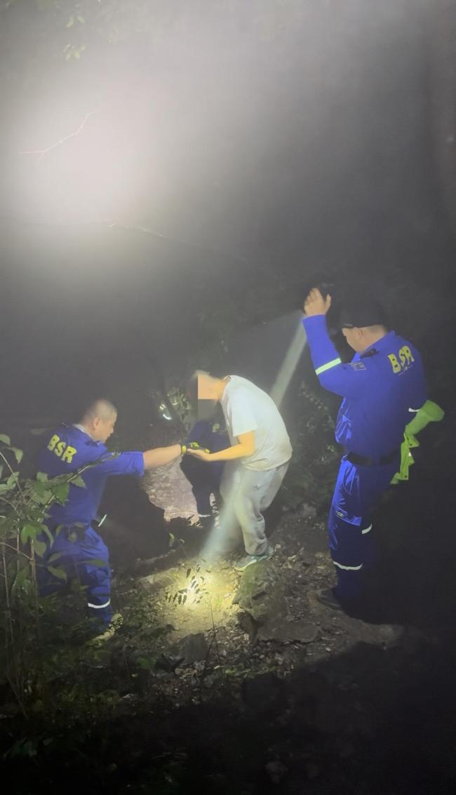 少年為看日出被困野長城救援隊冒雨進山搜救 夜宿遇險獲救
