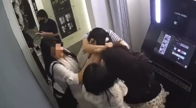 韓國女游客在越南暴打當?shù)嘏?/></p><p>隨著視頻在社交網(wǎng)絡上迅速傳播，越南國內(nèi)對A某的批評聲越來越大,。事后,，疑似A某的人物在一個韓國僑民聊天群中表示，當時處于醉酒狀態(tài),，因越南人在拍攝間停留太久,，在酒精作用下實施了暴力行為。無人照相館方面也在社交網(wǎng)絡上發(fā)布公告,，稱事件發(fā)生后工作人員立即控制現(xiàn)場并報警,，并將積極配合警方調(diào)查，確保店內(nèi)安全,。</p><p class=