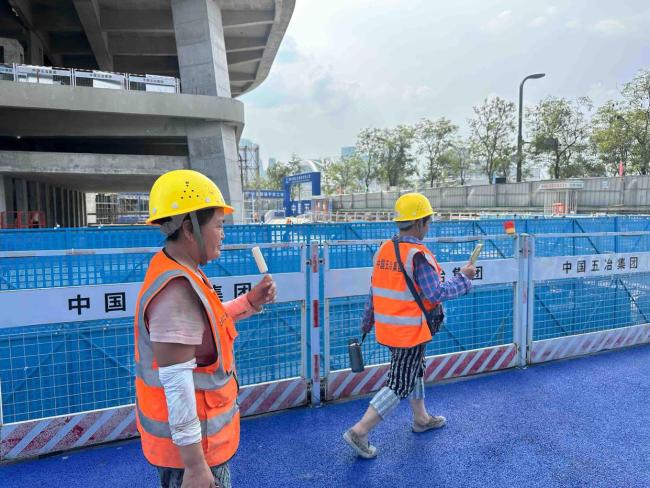 記者探訪高溫下建筑工人是否有保障 工地防暑措施到位